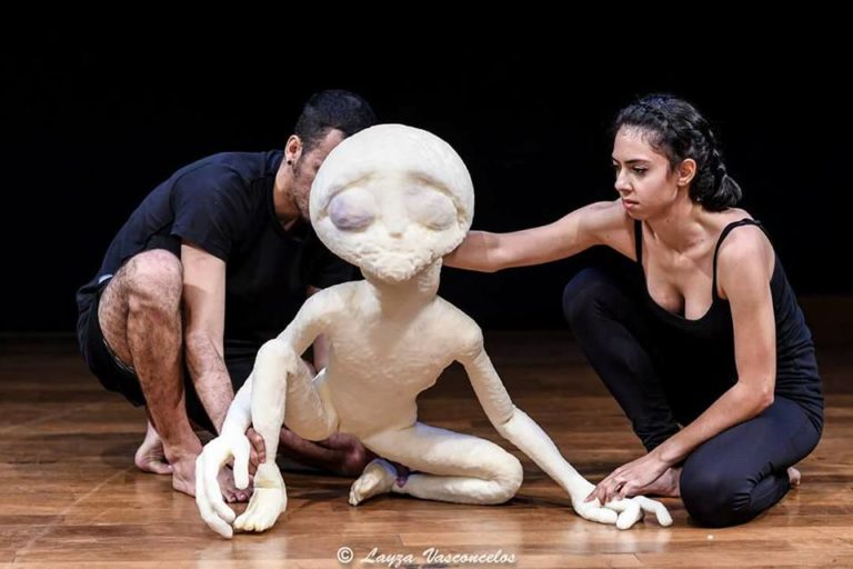 Peça de teatro de bonecos O Visitante Exemplo de teatro de bonecos.